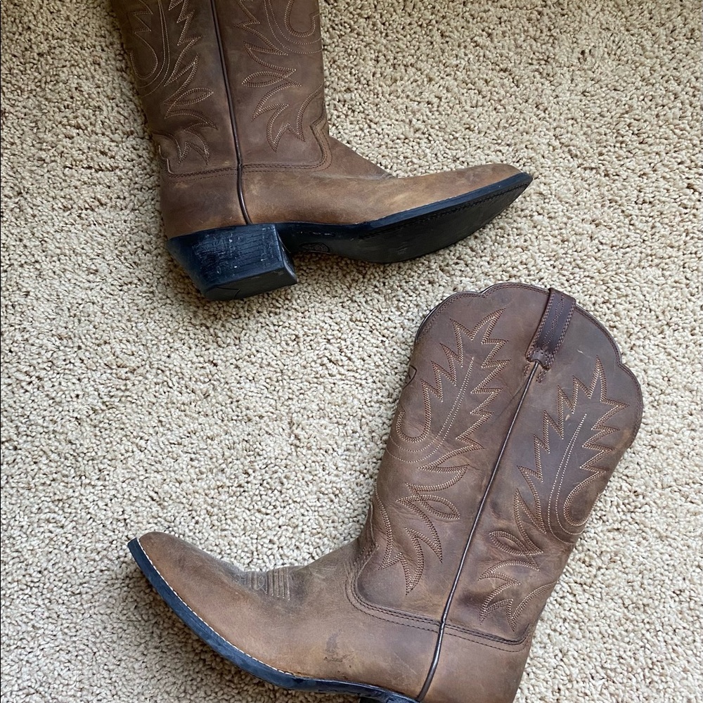 Like new Ariat cowboy boots size 9